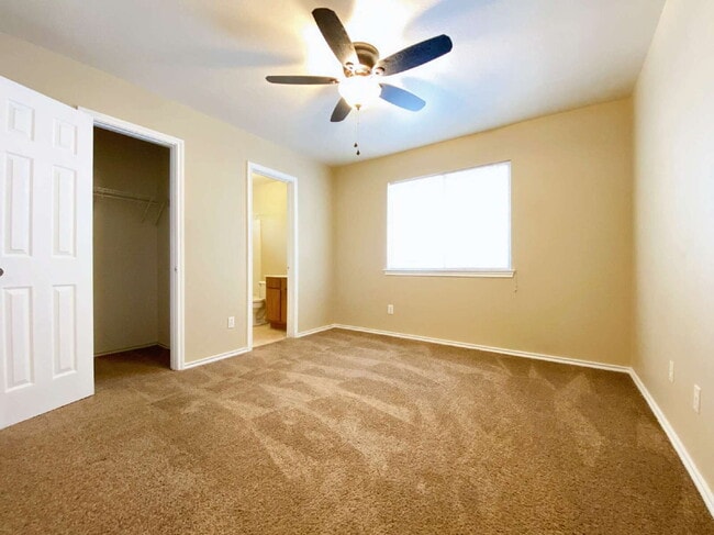 Building Photo - "Charming 3-Bedroom Gem with 2.5 Baths in Prime San Marcos Location!"