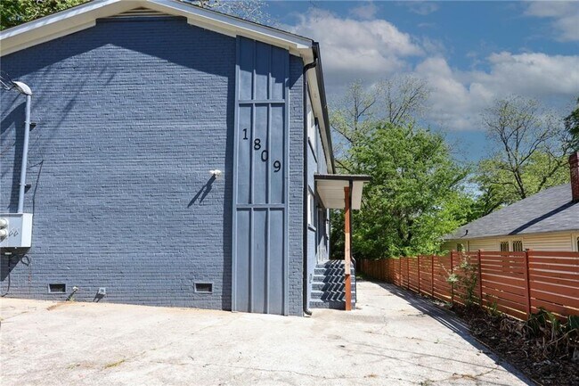 Building Photo - 1809 Vesta Ave