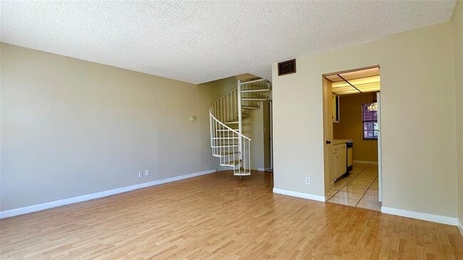 Building Photo - 670 Tennis Club Dr