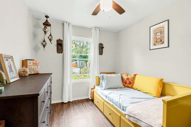 Building Photo - "Charming 3-Bed, 2-Bath Oasis on West Mistletoe Avenue – Spacious 1140 Sq Ft in San Antonio!"