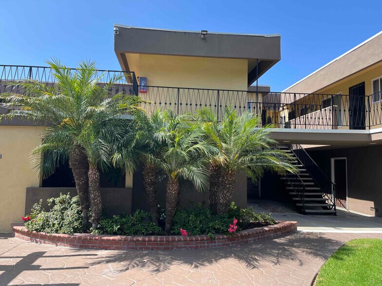 Building Photo - 4020 W Rosecrans Ave