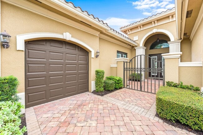 Building Photo - Furnished 3 Bedroom Luxurious Single Famil...