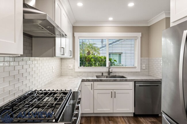 Building Photo - Highly Upgraded, Large Condo in Huntington...