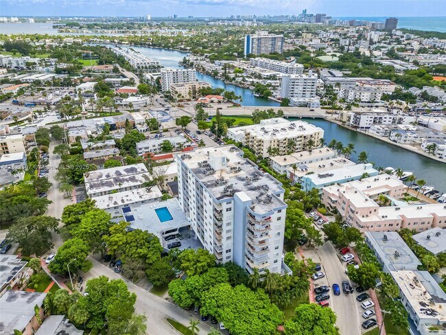 Building Photo - 6900 Bay Dr