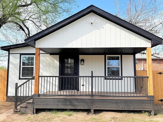 Building Photo - 5909 NW 40th St