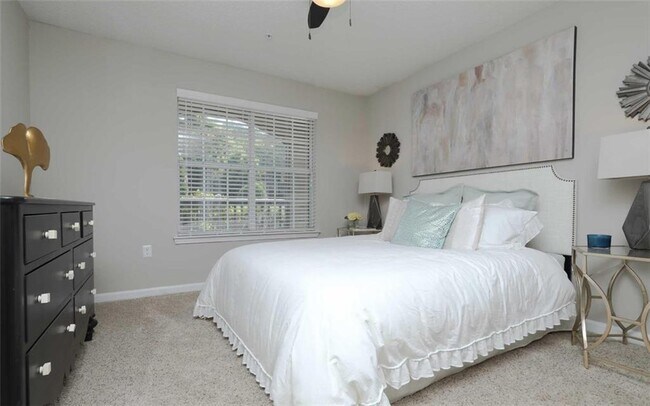 Building Photo - 9200 Roberts Dr