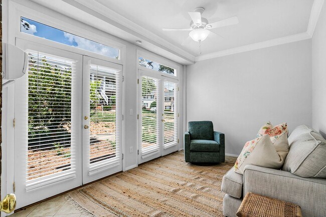Building Photo - Prime Greenville Location! 3BR Ground Floor Condo in Gated Community
