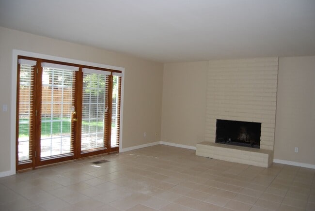 Building Photo - 4 Bedroom Home in Southwest Reno!