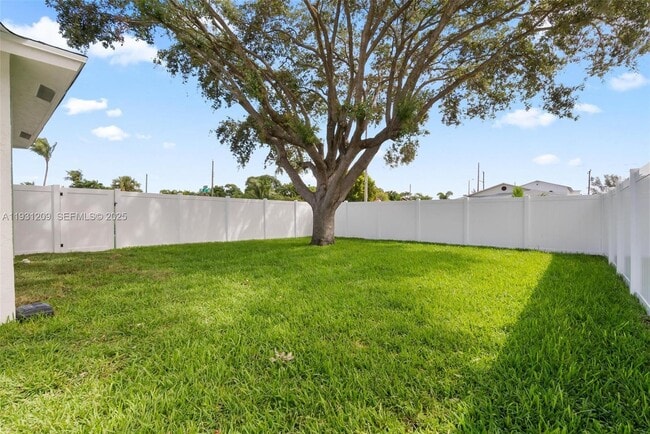 Building Photo - 102 SW 13th Ave