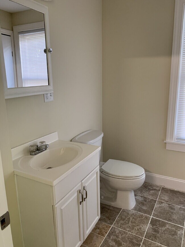 Building Photo - 1ST FLOOR!  3-bedroom unit located on a quiet dead-end street!