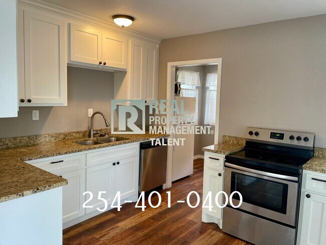Building Photo - **Available in August** 3 Bedroom, 1 Bathr...