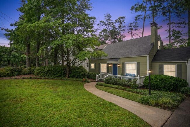 Building Photo - 615 Sycamore Dr