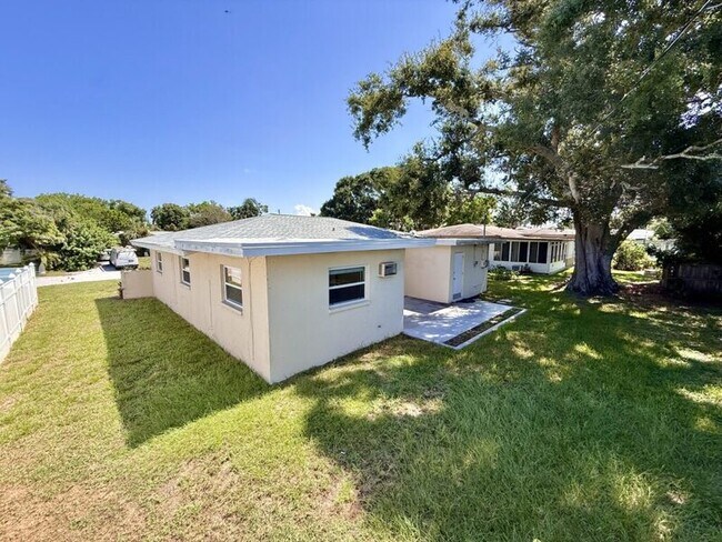 Building Photo - 14218 Sharon Dr