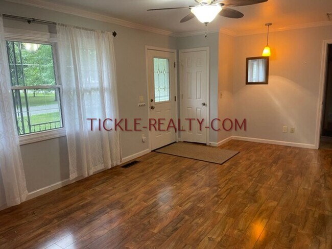 Building Photo - 3 Bedroom Ranch - Huge Garage - Fenced Yard