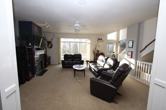 Building Photo - 3 Bed, 2.5 Bath Condo in Eagle River