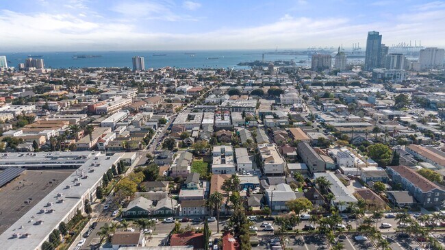 Building Photo - 1049 E 5th Street