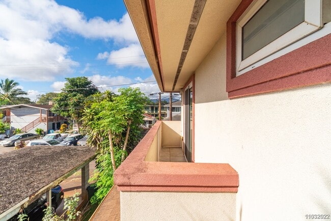 Building Photo - Available Now! Updated 3BR/2BA/2PKG unit i...
