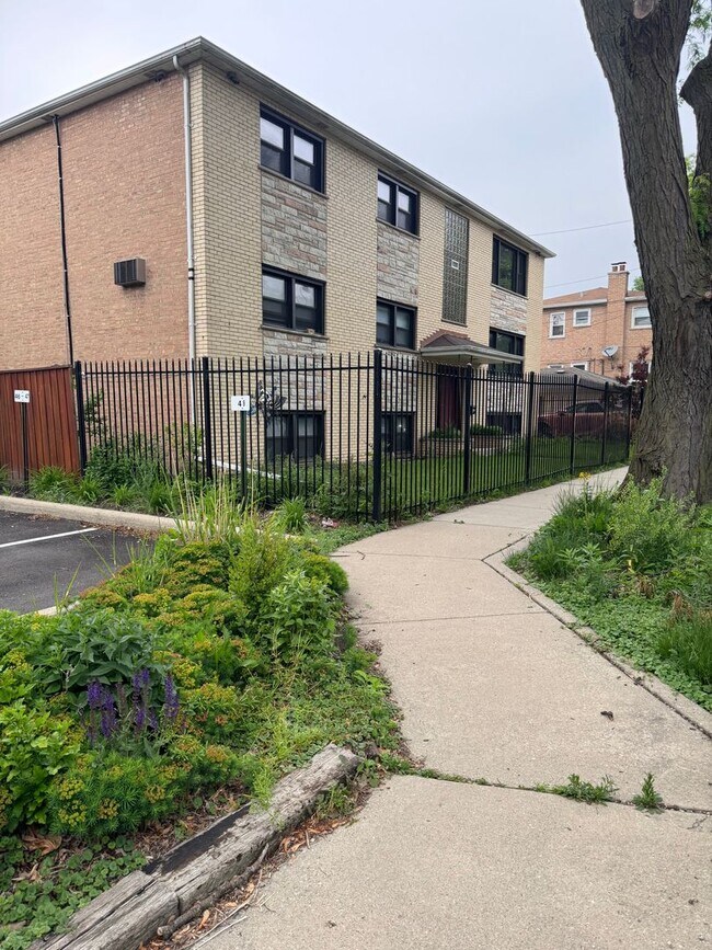 Building Photo - Forest Glen
