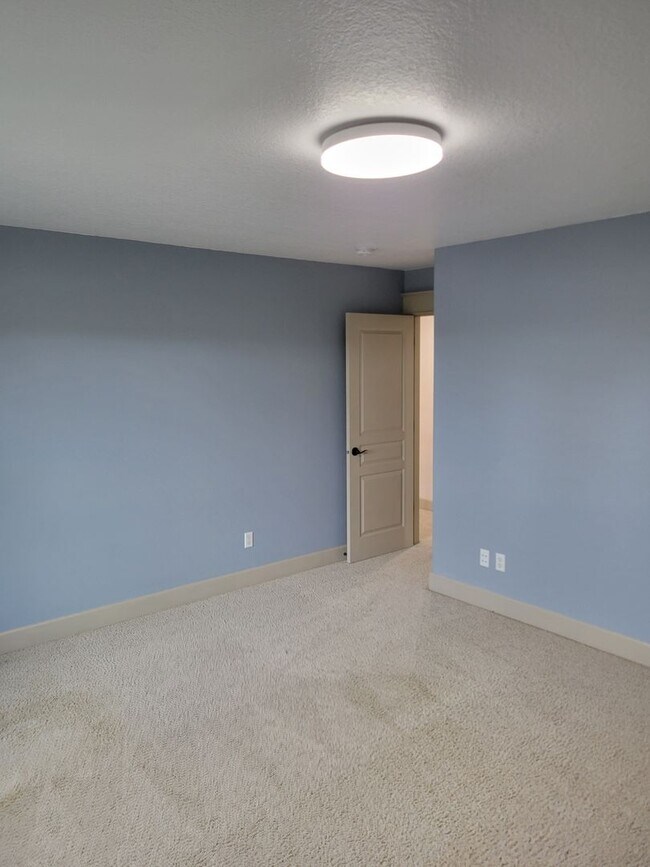 Building Photo - Immaculate 5 Bedroom West Salem Home With a View