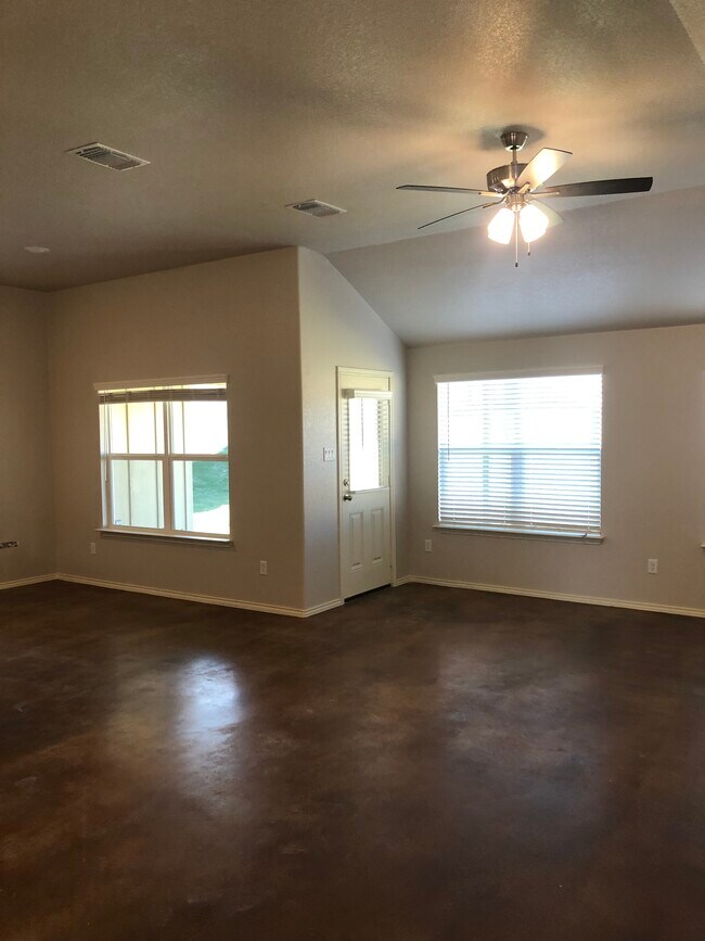 Building Photo - 210 Fawn Ridge Dr