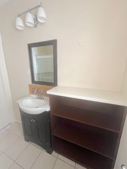 Building Photo - 744 Pine Ave