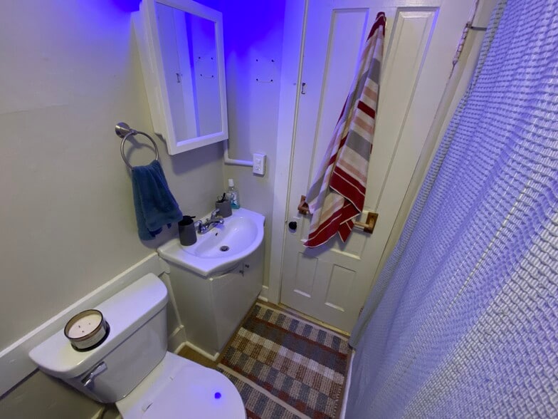 restroom (tub & shower) - 509 Oak St