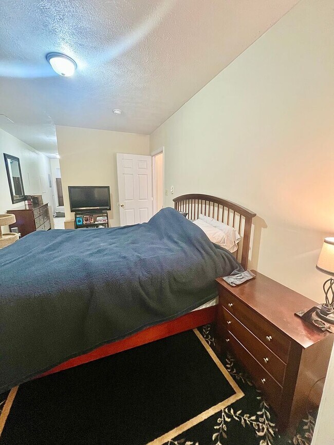 Building Photo - 626-628 Valentine St