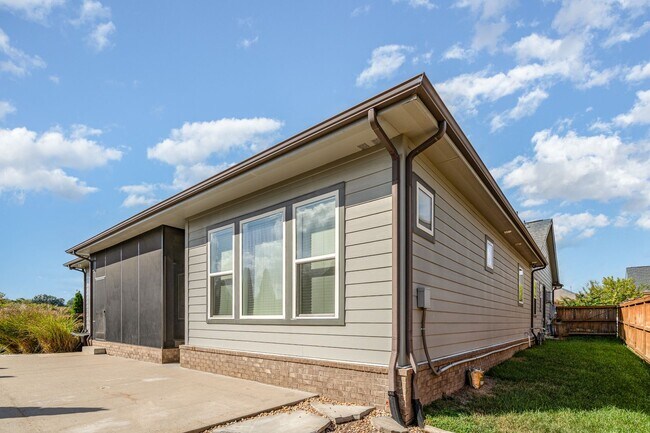 Building Photo - Stunning all one-level home in Hendersonvi...