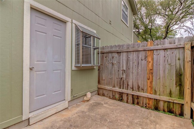 Building Photo - 400 Hedgewood Dr