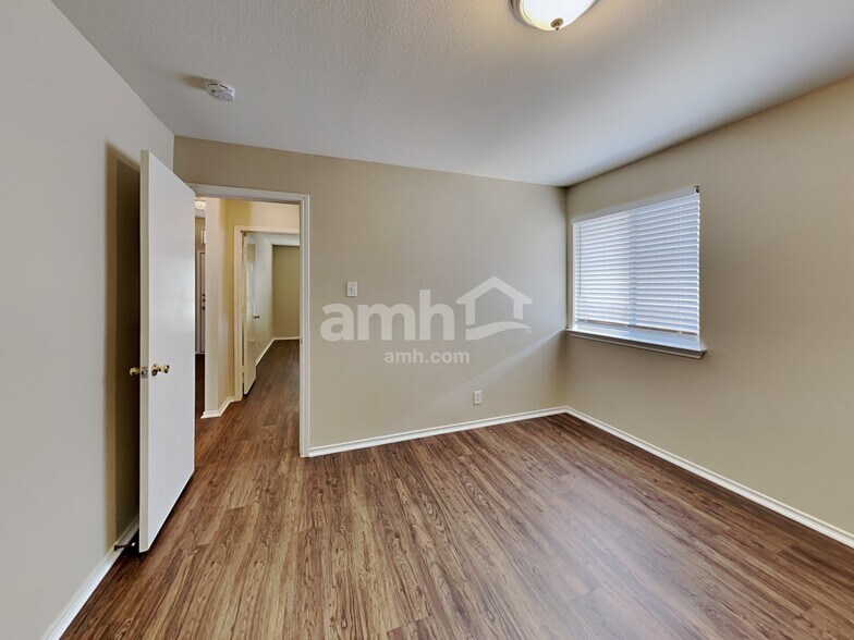 Building Photo - 1419 Diamond Blf