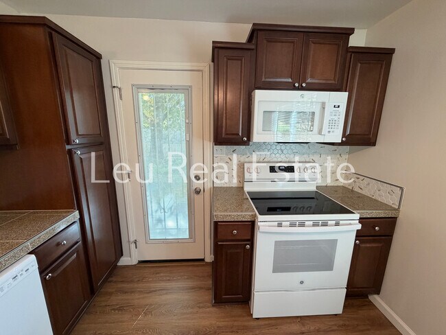 Building Photo - 1028 Bridgeview Dr