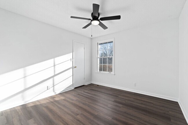 Building Photo - 3 Bedroom Dog Friendly Home For Rent!
