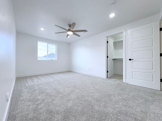 Building Photo - Six Bedroom House!! FREE: WiFi, Lawn care and Water softener!!