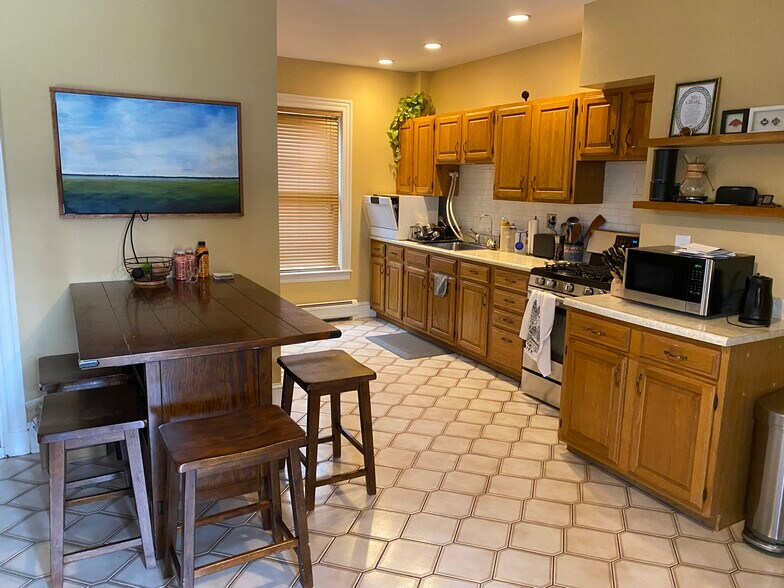 Building Photo - 27 Holton St