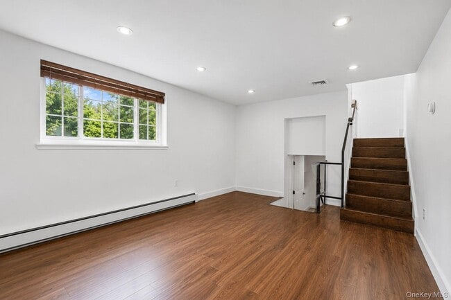 Building Photo - 38 Birchwood Park Dr