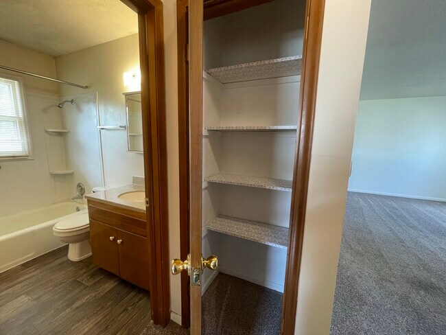 Building Photo - 2208 Chanticleer St