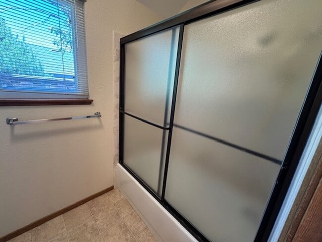 Building Photo - Spacious 4 bedroom, single level home in M...