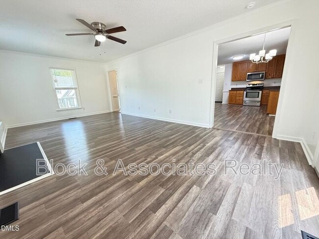 Building Photo - 401 Holly Berry Ln