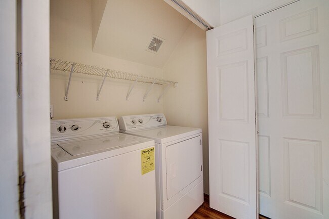 Building Photo - 3Bd/2.5Ba Everett Home