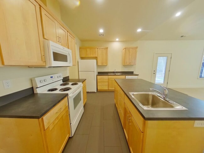 Building Photo - Newer Duplex Near Autzen Stadium - 3Bed/2B...