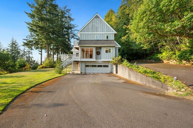 Building Photo - Beautiful home with views and in a gated c...