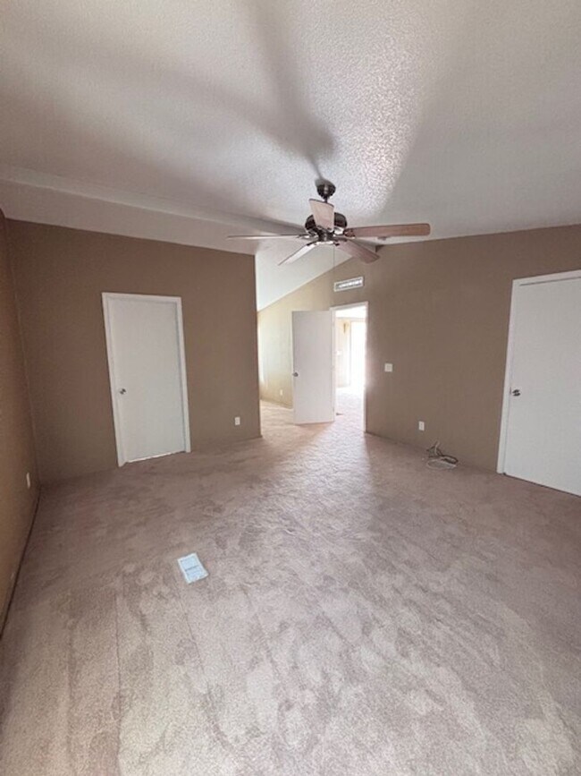 Building Photo - Spacious 3 Bedroom, 2 Bath Home with Large Lot & 3-Car Garage – Prime Location!