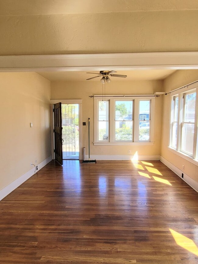 Building Photo - Craftsman home 2bed 1 bath, garage on a la...