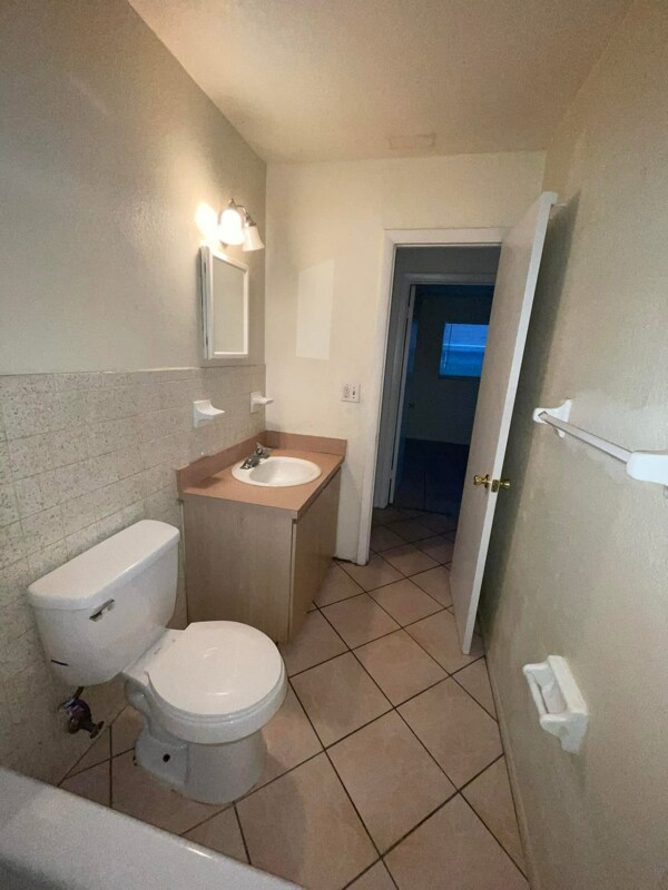 Building Photo - 1536 Barbarie Ln