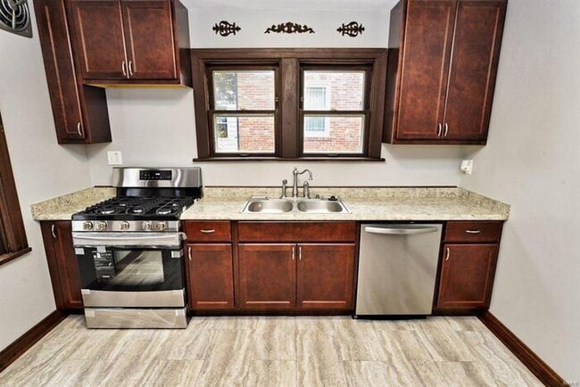 Building Photo - Fantastic 2bd/1ba home! Coming soon!