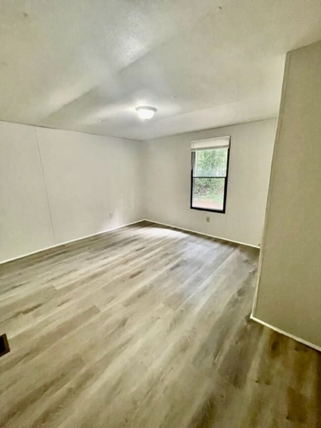Building Photo - Newly Renovated 2 bedroom 2 bath Moble Hom...