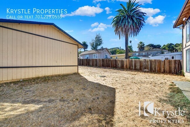 Building Photo - Spacious upstairs 3 bedroom unit