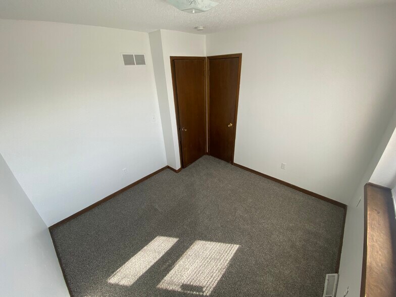 Building Photo - 512 SE Magazine Rd