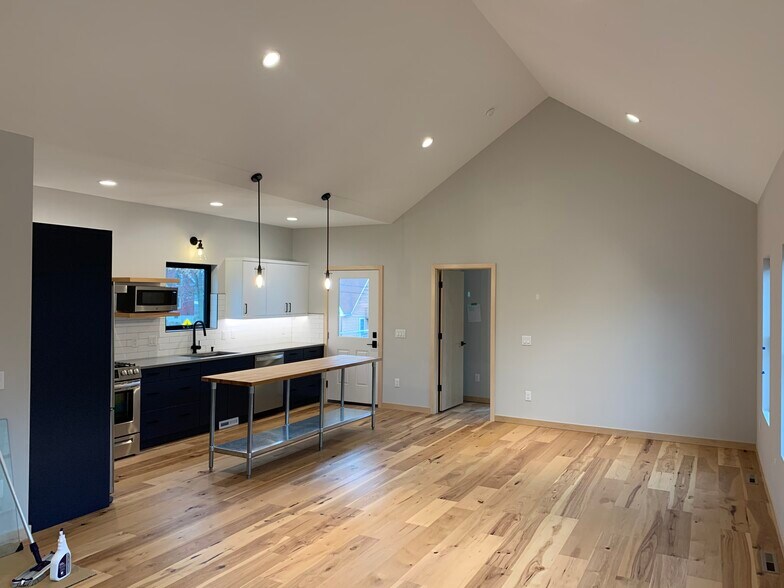 Building Photo - 412 North St