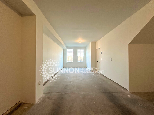 Building Photo - 4 Bedroom Townhome Located in Wendover Green